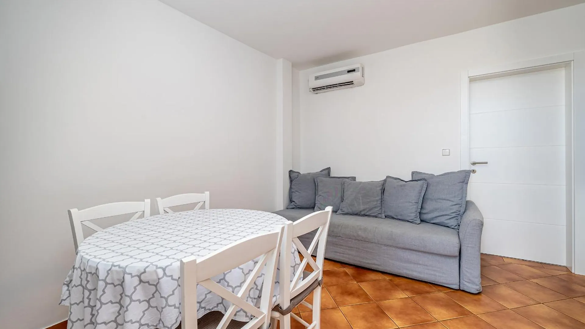 Apartment Villa Haya With Heated Pool Linardici