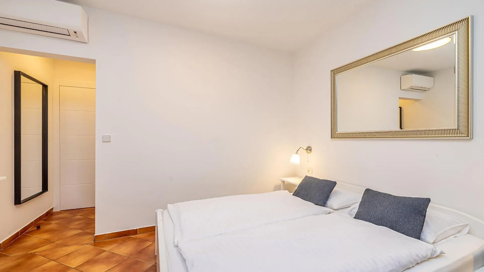Villa Haya With Heated Pool Linardići Apartament